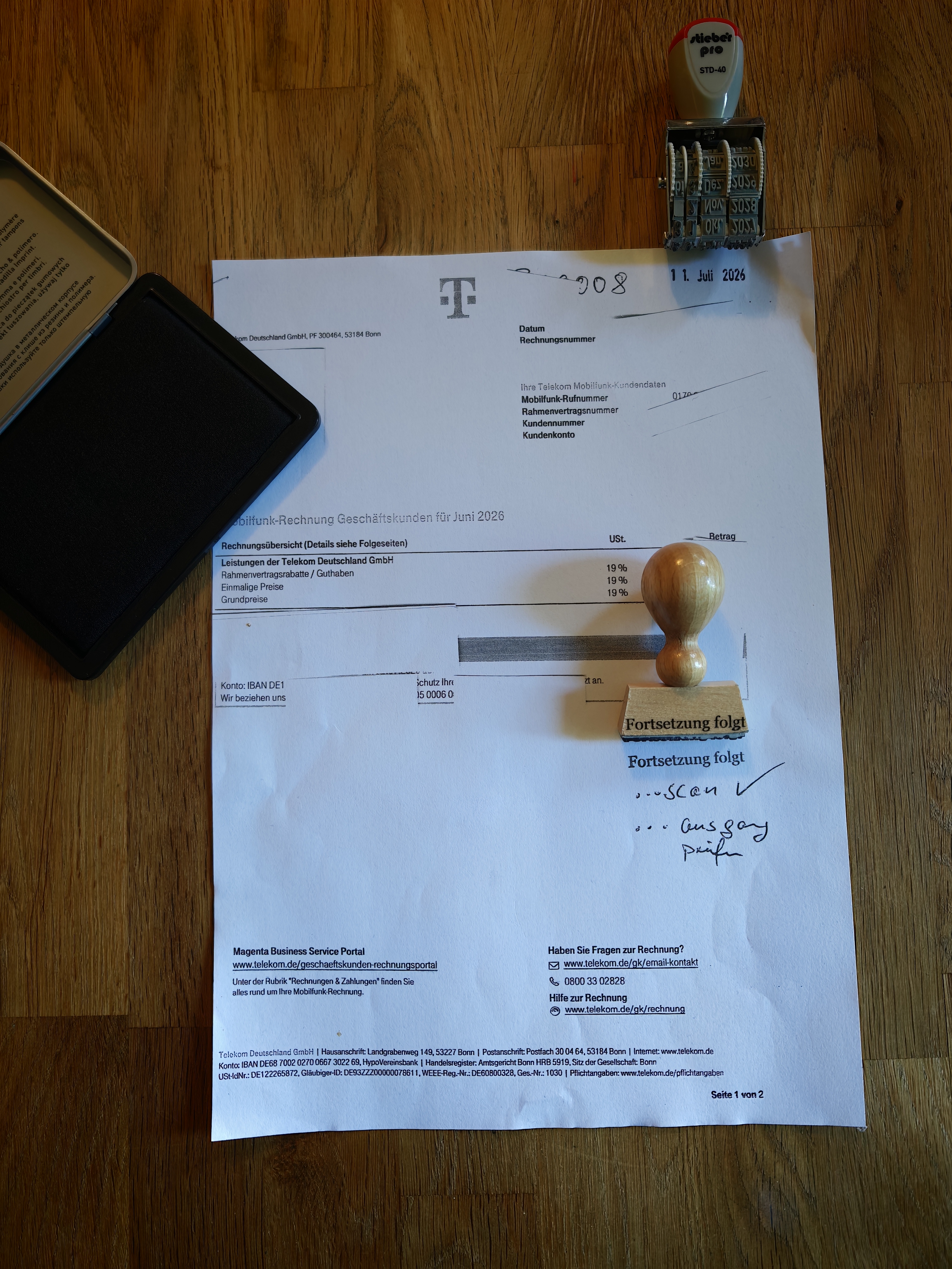 Mobilfunkrechnung mit Stempelabdruck „Fortsetzung folgt“ und Datumsstempel, Daten unkenntlich gemacht